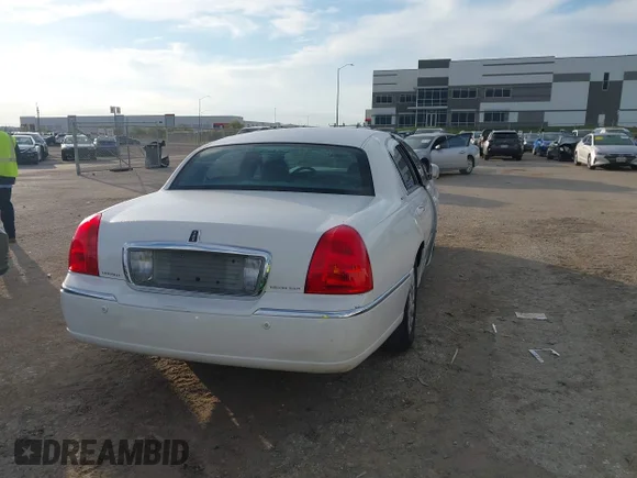 ✅ 2003 Lincoln Town Car Signature • VIN: 1LNHM82W13Y706323 • Lot: 43814788. Wystawiony na IAAI z przebiegiem 254 914 mil. Bezpłatny archiwum sprzedaży aukcyjnych z USA i szczegółowy raport historii pojazdu na DreamBid. Zdjęcie 4.