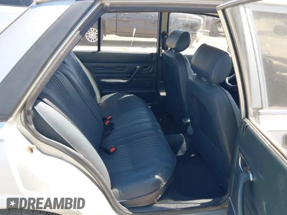 ✅ 1983 PEUGEOT 505 • VIN: VF3BA11F7DS336792 • Lot: 42014602. Wystawiony na IAAI z przebiegiem 196 147 mil. Bezpłatny archiwum sprzedaży aukcyjnych z USA i szczegółowy raport historii pojazdu na DreamBid. Zdjęcie 8.