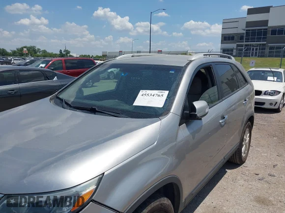 ✅ 2015 Kia Sorento LX • VIN: 5XYKT4A75FG609431 • Lot: 45534765. Wystawiony na IAAI z przebiegiem 179 863 mil. Bezpłatny archiwum sprzedaży aukcyjnych z USA i szczegółowy raport historii pojazdu na DreamBid. Zdjęcie 6.