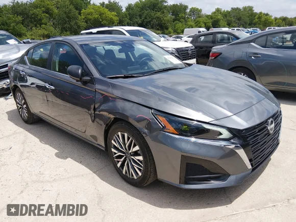 ✅ 2025 Nissan Altima SV • VIN: 1N4BL4DV4SN416688 • Лот: 45402012. Опубліковано раніше на IAAI з пробігом 15 373 миль. Безкоштовний доступ до архіву аукціонних продажів зі США та докладний звіт про історію автомобіля на DreamBid. Зображення 1.
