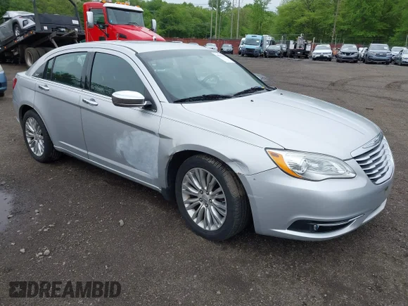 ✅ 2012 Chrysler 200 Limited • VIN: 1C3CCBCG9CN213131 • Лот: 45081234. Опубликован ранее на IAAI с пробегом 113 082 миль. Бесплатный доступ к архиву аукционных продаж из США и подробный отчёт об истории автомобиля на DreamBid. Изображение 1.