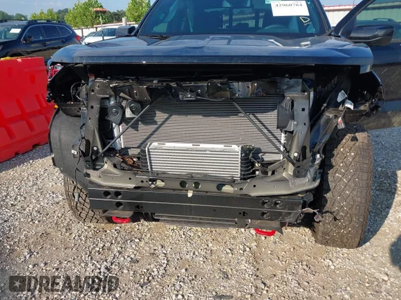 ✅ 2024 GMC Canyon 4WD AT4 • VIN: 1GTP6DEK3R1208086 • Лот: 43346408. Опубликован ранее на IAAI с пробегом 3 247 миль. Бесплатный доступ к архиву аукционных продаж из США и подробный отчёт об истории автомобиля на DreamBid. Изображение 6.