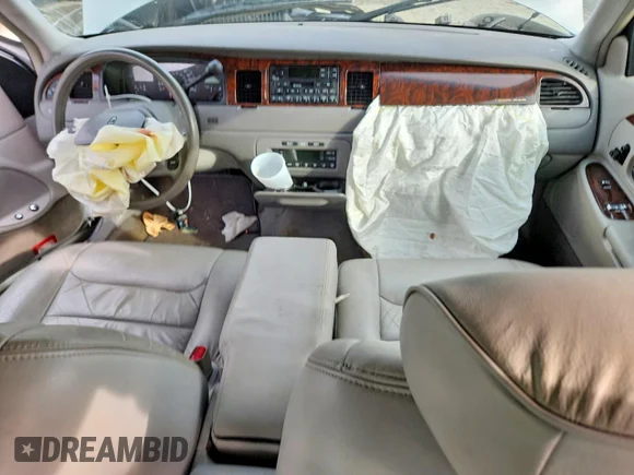 ✅ 2000 Lincoln Town Car Executive • VIN: 1LNHM81W1YY900195 • Lot: 77379095. Wystawiony na Copart z przebiegiem Nie podano. Bezpłatny archiwum sprzedaży aukcyjnych z USA i szczegółowy raport historii pojazdu na DreamBid. Zdjęcie 8.