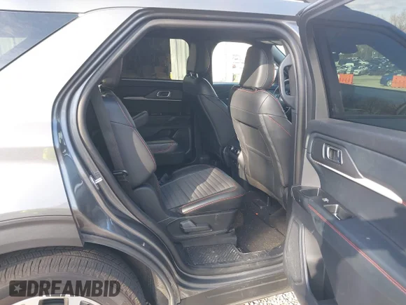 ✅ 2025 Ford Explorer ST-Line • VIN: 1FMUK8KH3SGB57668 • Lot: 43970480. Wystawiony na IAAI z przebiegiem Nie podano. Bezpłatny archiwum sprzedaży aukcyjnych z USA i szczegółowy raport historii pojazdu na DreamBid. Zdjęcie 8.