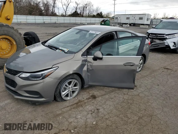 ✅ 2018 Chevrolet Cruze LT • VIN: 1G1BE5SMXJ7189734 • Lot: 46868703. Wystawiony na Copart z przebiegiem 60 174 mil. Bezpłatny archiwum sprzedaży aukcyjnych z USA i szczegółowy raport historii pojazdu na DreamBid. Zdjęcie 1.