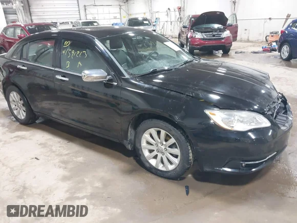 ✅ 2013 Chrysler 200 Limited • VIN: 1C3CCBCG6DN744451 • Lot: 41591213. Wystawiony na IAAI z przebiegiem 107 741 mil. Bezpłatny archiwum sprzedaży aukcyjnych z USA i szczegółowy raport historii pojazdu na DreamBid. Zdjęcie 1.