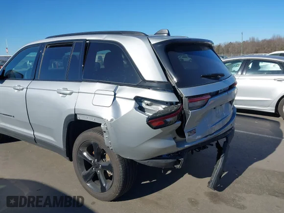 ✅ 2025 Jeep Grand Cherokee Limited • VIN: 1C4RJGBGXSC322671 • Лот: 44027428. Опубліковано раніше на IAAI з пробігом 16 716 миль. Безкоштовний доступ до архіву аукціонних продажів зі США та докладний звіт про історію автомобіля на DreamBid. Зображення 6.