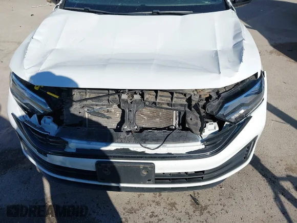 ✅ 2022 Volkswagen Jetta Sport • VIN: 3VWBM7BU2NM002324 • Lot: 43634916. Wystawiony na IAAI z przebiegiem 35 856 mil. Bezpłatny archiwum sprzedaży aukcyjnych z USA i szczegółowy raport historii pojazdu na DreamBid. Zdjęcie 6.