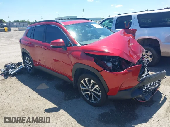 ✅ 2022 Toyota Corolla Cross XLE • VIN: 7MUDAABG7NV028984 • Lot: 45061204. Wystawiony na IAAI z przebiegiem 101 841 mil. Bezpłatny archiwum sprzedaży aukcyjnych z USA i szczegółowy raport historii pojazdu na DreamBid. Zdjęcie 1.