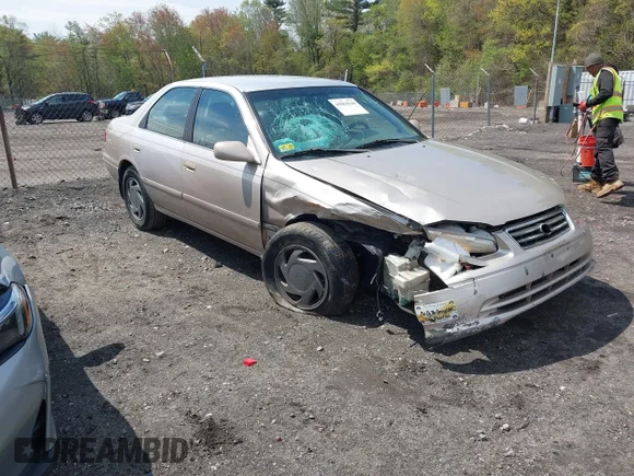 ✅ 2001 Toyota Camry LE • VIN: 4T1BG22K01U017935 • Лот: 45054340. Опубліковано раніше на IAAI з пробігом 105 701 миль. Безкоштовний доступ до архіву аукціонних продажів зі США та докладний звіт про історію автомобіля на DreamBid. Зображення 1.