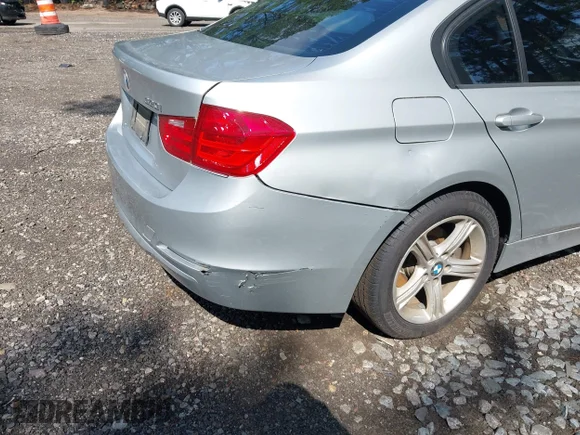 ✅ 2014 BMW 3 Series 320i • VIN: WBA3B1G50ENT01065 • Lot: 45380194. Wystawiony na IAAI z przebiegiem 154 139 mil. Bezpłatny archiwum sprzedaży aukcyjnych z USA i szczegółowy raport historii pojazdu na DreamBid. Zdjęcie 6.
