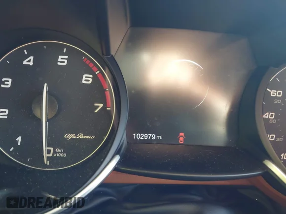 ✅ 2018 Alfa Romeo Giulia Ti Sport • VIN: ZARFAECN4J7565930 • Лот: 44028754. Опубліковано раніше на IAAI з пробігом 102 979 миль. Безкоштовний доступ до архіву аукціонних продажів зі США та докладний звіт про історію автомобіля на DreamBid. Зображення 7.