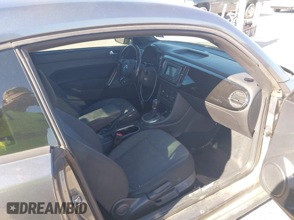 ✅ 2018 Volkswagen Beetle S • VIN: 3VWFD7AT8JM705060 • Lot: 43591286. Wystawiony na IAAI z przebiegiem 135 950 mil. Bezpłatny archiwum sprzedaży aukcyjnych z USA i szczegółowy raport historii pojazdu na DreamBid. Zdjęcie 5.