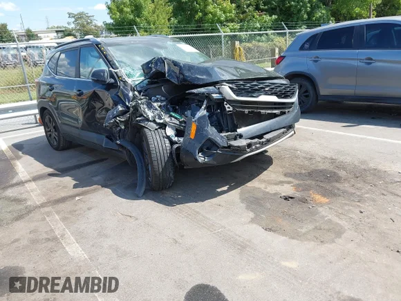 ✅ 2023 Kia Seltos S • VIN: KNDEU2AA0P7369438 • Лот: 43125056. Опубликован ранее на IAAI с пробегом 105 890 миль. Бесплатный доступ к архиву аукционных продаж из США и подробный отчёт об истории автомобиля на DreamBid. Изображение 1.