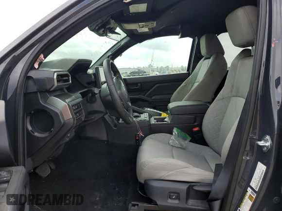 ✅ 2025 Toyota Tacoma SR5 • VIN: 3TYKB5FN8ST017281 • Лот: 41987056. Опубликован ранее на Copart с пробегом 3 035 миль. Бесплатный доступ к архиву аукционных продаж из США и подробный отчёт об истории автомобиля на DreamBid. Изображение 7.