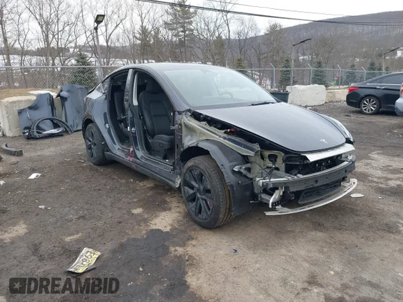 ✅ 2025 Tesla Model Y Long Range • VIN: 7SAYGDED9SA370501 • Lot: 44400347. Wystawiony na IAAI z przebiegiem 7 355 mil. Bezpłatny archiwum sprzedaży aukcyjnych z USA i szczegółowy raport historii pojazdu na DreamBid. Zdjęcie 1.