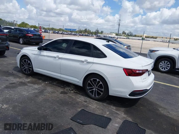 ✅ 2024 Volkswagen Jetta Sport • VIN: 3VWBM7BU0RM086519 • Lot: 45193268. Wystawiony na IAAI z przebiegiem 17 307 mil. Bezpłatny archiwum sprzedaży aukcyjnych z USA i szczegółowy raport historii pojazdu na DreamBid. Zdjęcie 3.