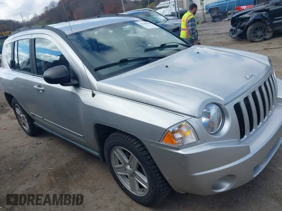 ✅ 2010 Jeep Compass Sport • VIN: 1J4NF4FBXAD557801 • Лот: 43600658. Опубликован ранее на IAAI с пробегом 124 855 миль. Бесплатный доступ к архиву аукционных продаж из США и подробный отчёт об истории автомобиля на DreamBid. Изображение 1.