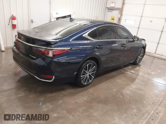 ✅ 2025 Lexus ES 300h • VIN: 58ADA1C1XSU068069 • Лот: 43844731. Опубліковано раніше на IAAI з пробігом 6 345 миль. Безкоштовний доступ до архіву аукціонних продажів зі США та докладний звіт про історію автомобіля на DreamBid. Зображення 4.
