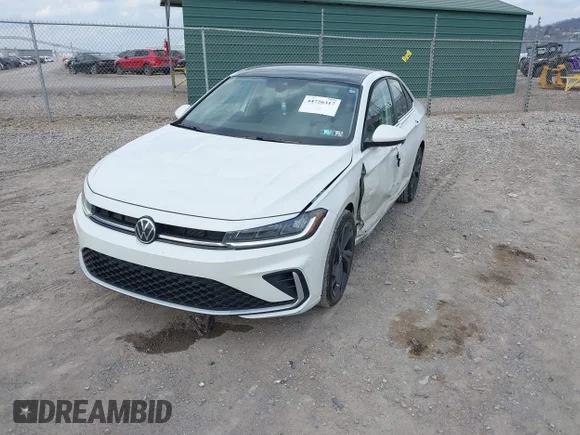 ✅ 2025 Volkswagen Jetta SE • VIN: 3VW7X7BU0SM013640 • Lot: 44726317. Wystawiony na IAAI z przebiegiem 10 216 mil. Bezpłatny archiwum sprzedaży aukcyjnych z USA i szczegółowy raport historii pojazdu na DreamBid. Zdjęcie 2.
