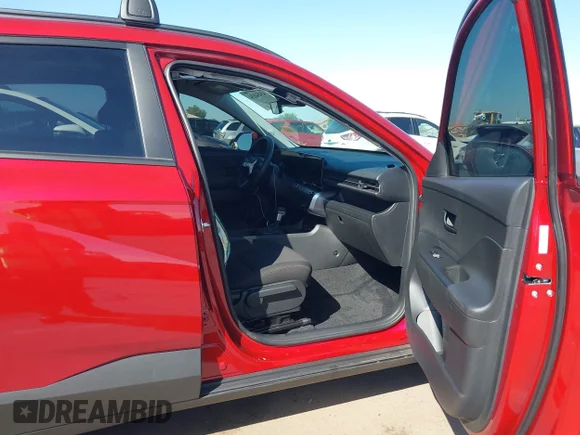 ✅ 2025 Hyundai Kona SEL • VIN: KM8HBCAB2SU231326 • Lot: 43454134. Wystawiony na IAAI z przebiegiem 6 340 mil. Bezpłatny archiwum sprzedaży aukcyjnych z USA i szczegółowy raport historii pojazdu na DreamBid. Zdjęcie 5.