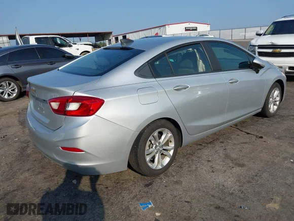 ✅ 2019 Chevrolet Cruze LS • VIN: 1G1BC5SM9K7100730 • Lot: 43229235. Wystawiony na IAAI z przebiegiem 195 582 mil. Bezpłatny archiwum sprzedaży aukcyjnych z USA i szczegółowy raport historii pojazdu na DreamBid. Zdjęcie 4.