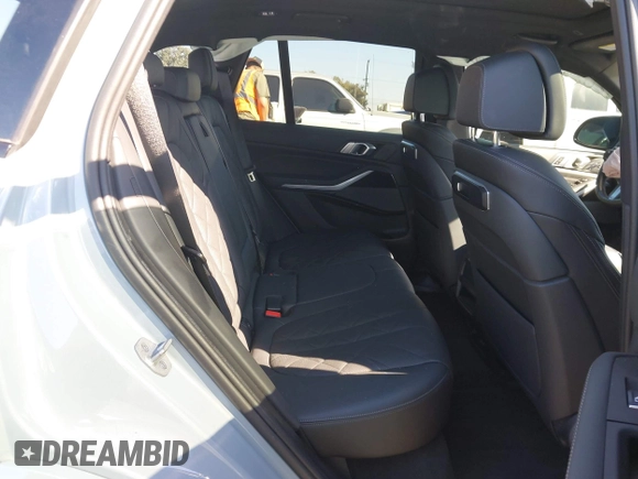 ✅ 2024 BMW X5 xDrive40i • VIN: 5UX23EU03R9V18599 • Lot: 43599210. Wystawiony na IAAI z przebiegiem 25 490 mil. Bezpłatny archiwum sprzedaży aukcyjnych z USA i szczegółowy raport historii pojazdu na DreamBid. Zdjęcie 8.