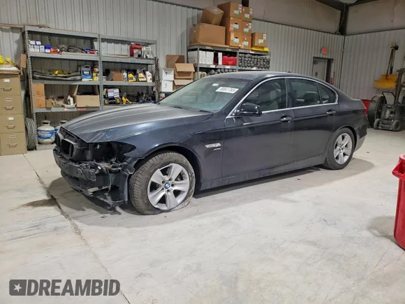 ✅ 2012 BMW 5 Series 528i xDrive • VIN: WBAXH5C59CDW06743 • Лот: 99841765. Опубліковано раніше на Copart з пробігом 106 558 миль. Безкоштовний доступ до архіву аукціонних продажів зі США та докладний звіт про історію автомобіля на DreamBid. Зображення 1.