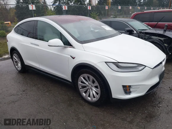 ✅ 2018 Tesla Model X 75D • VIN: 5YJXCAE21JF112721 • Лот: 43599720. Опубликован ранее на IAAI с пробегом 71 526 миль. Бесплатный доступ к архиву аукционных продаж из США и подробный отчёт об истории автомобиля на DreamBid. Изображение 1.
