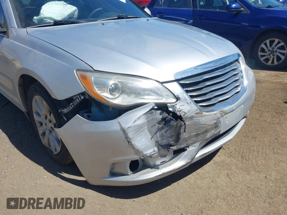 ✅ 2012 Chrysler 200 LX • VIN: 1C3CCBAG7CN246258 • Lot: 45087924. Wystawiony na IAAI z przebiegiem 69 664 mil. Bezpłatny archiwum sprzedaży aukcyjnych z USA i szczegółowy raport historii pojazdu na DreamBid. Zdjęcie 6.