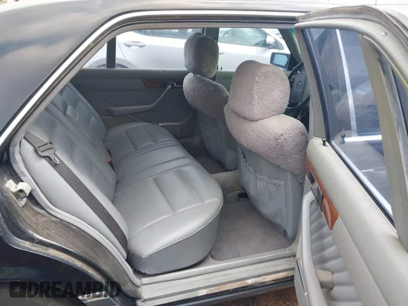 ✅ 1990 Mercedes-Benz 350 • VIN: WDBCB35D0LA557816 • Lot: 42498574. Wystawiony na IAAI z przebiegiem 167 976 mil. Bezpłatny archiwum sprzedaży aukcyjnych z USA i szczegółowy raport historii pojazdu na DreamBid. Zdjęcie 8.