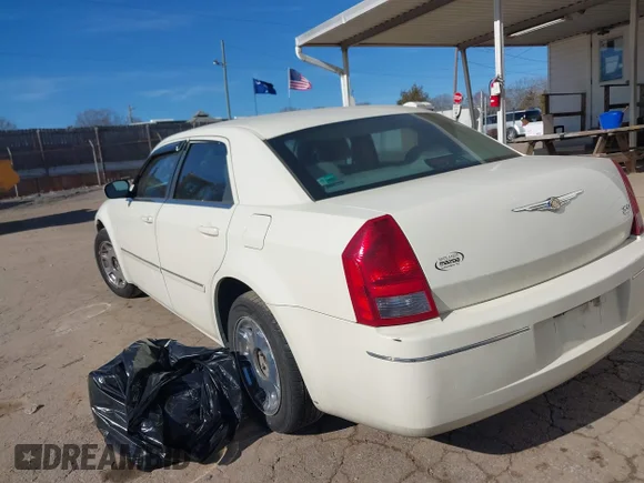 ✅ 2006 Chrysler 300 Touring • VIN: 2C3KA53G96H123252 • Lot: 41462898. Wystawiony na IAAI z przebiegiem 246 616 mil. Bezpłatny archiwum sprzedaży aukcyjnych z USA i szczegółowy raport historii pojazdu na DreamBid. Zdjęcie 3.