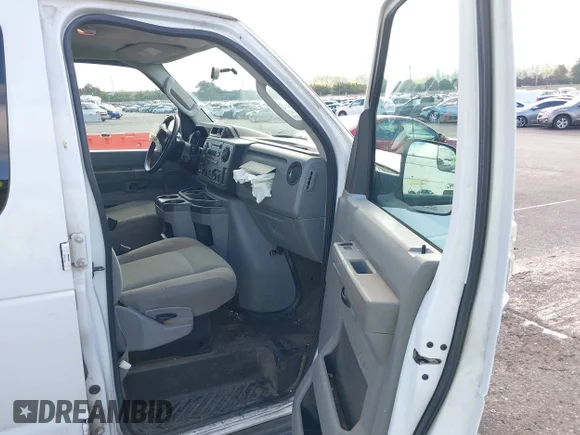 ✅ 2010 Ford E-350 • VIN: 1FDSS3BL0ADA14546 • Lot: 43226662. Wystawiony na IAAI z przebiegiem 220 118 mil. Bezpłatny archiwum sprzedaży aukcyjnych z USA i szczegółowy raport historii pojazdu na DreamBid. Zdjęcie 5.
