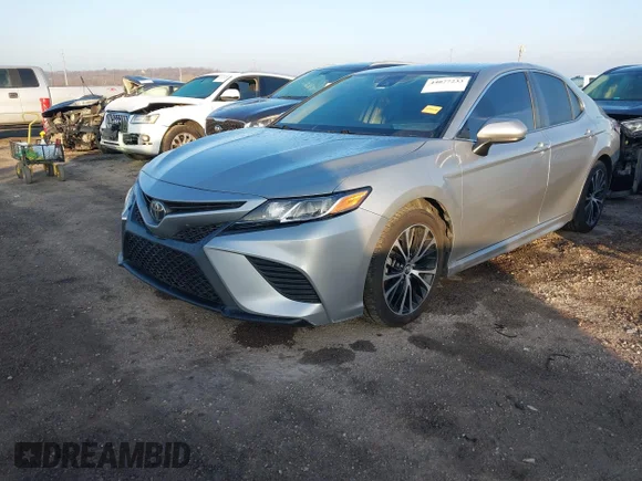 ✅ 2020 Toyota Camry SE • VIN: 4T1G11AK4LU355991 • Lot: 44077233. Wystawiony na IAAI z przebiegiem 110 219 mil. Bezpłatny archiwum sprzedaży aukcyjnych z USA i szczegółowy raport historii pojazdu na DreamBid. Zdjęcie 2.
