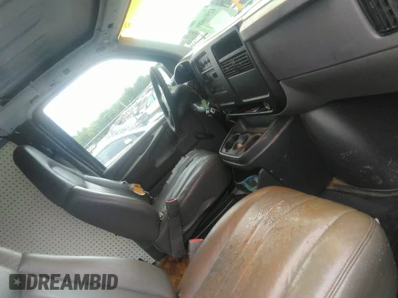 ✅ 2004 Chevrolet Express Cargo • VIN: 1GCFG15X141123887 • Lot: 42900889. Wystawiony na IAAI z przebiegiem 284 409 mil. Bezpłatny archiwum sprzedaży aukcyjnych z USA i szczegółowy raport historii pojazdu na DreamBid. Zdjęcie 5.