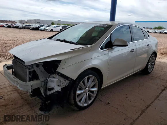 ✅ 2013 Buick Verano Group • VIN: 1G4PS5SK8D4188393 • Лот: 49011946. Опубліковано раніше на Copart з пробігом 95 968 миль. Безкоштовний доступ до архіву аукціонних продажів зі США та докладний звіт про історію автомобіля на DreamBid. Зображення 1.