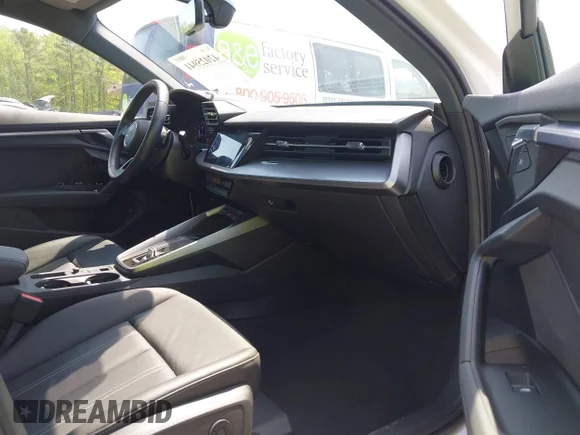 ✅ 2024 Audi A3 Premium • VIN: WAUAUDGY4RA011115 • Lot: 42025941. Wystawiony na IAAI z przebiegiem 13 714 mil. Bezpłatny archiwum sprzedaży aukcyjnych z USA i szczegółowy raport historii pojazdu na DreamBid. Zdjęcie 5.