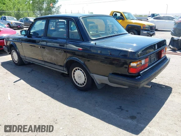 ✅ 1992 Volvo 240 • VIN: YV1AS8803N1460279 • Лот: 45100026. Опубліковано раніше на IAAI з пробігом 123 961 миль. Безкоштовний доступ до архіву аукціонних продажів зі США та докладний звіт про історію автомобіля на DreamBid. Зображення 3.