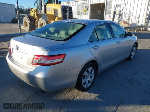 ✅ 2011 Toyota Camry LE • VIN: 4T1BF3EK2BU600139 • Lot: 43981957. Wystawiony na IAAI z przebiegiem 185 400 mil. Bezpłatny archiwum sprzedaży aukcyjnych z USA i szczegółowy raport historii pojazdu na DreamBid. Zdjęcie 4.