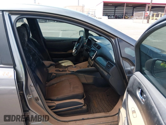 ✅ 2018 Nissan LEAF S • VIN: 1N4AZ1CPXJC302300 • Lot: 44700077. Wystawiony na IAAI z przebiegiem 51 754 mil. Bezpłatny archiwum sprzedaży aukcyjnych z USA i szczegółowy raport historii pojazdu na DreamBid. Zdjęcie 5.