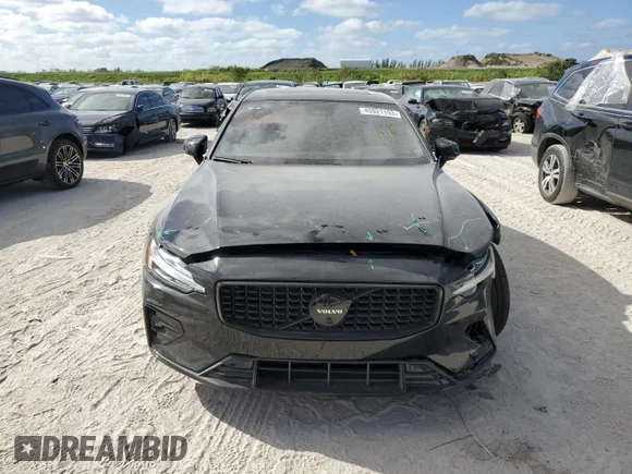 ✅ 2023 Volvo S60 Plus Black Edition • VIN: 7JRL12FH2PG236249 • Lot: 45921193. Wystawiony na Copart z przebiegiem 3 785 mil. Bezpłatny archiwum sprzedaży aukcyjnych z USA i szczegółowy raport historii pojazdu na DreamBid. Zdjęcie 5.