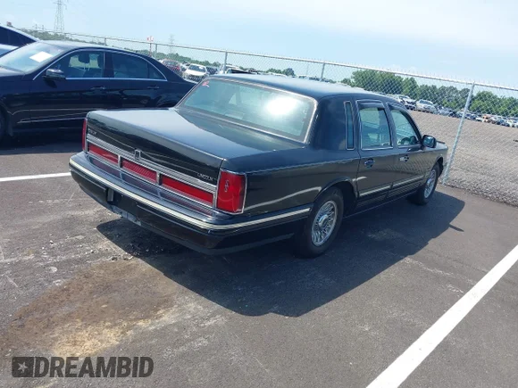✅ 1997 Lincoln Town Car Executive • VIN: 1LNLM81W4VY639019 • Lot: 42538467. Wystawiony na IAAI z przebiegiem 308 354 mil. Bezpłatny archiwum sprzedaży aukcyjnych z USA i szczegółowy raport historii pojazdu na DreamBid. Zdjęcie 4.