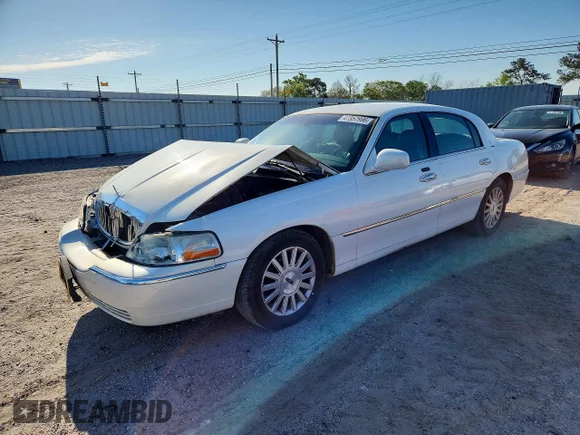 ✅ 2003 Lincoln Town Car Executive • VIN: 1LNHM81WX3Y606707 • Lot: 47357996. Listed on Copart with 207,451 mi. Free auction sales archive from the USA and detailed vehicle history report at DreamBid. Image 1.