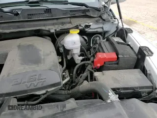 2024 Ram 1500 SLT z VIN 1C6RR6GG2RS128834, wystawiony jako Copart lot #51858225 z przebiegiem 18 789 mil mil oraz Szkoda całkowita • Salvage title. Historia ofert i sprzedaży dostępna na DreamBid. Obrazek 13.