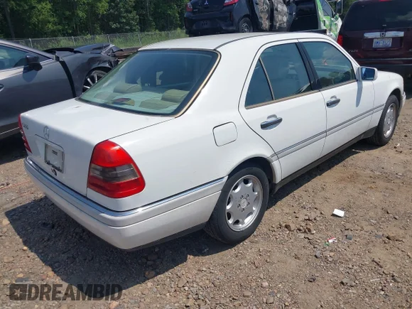 ✅ 1997 Mercedes-Benz C 230/260/280/320 • VIN: WDBHA23E2VF504829 • Lot: 42690662. Wystawiony na IAAI z przebiegiem 266 074 mil. Bezpłatny archiwum sprzedaży aukcyjnych z USA i szczegółowy raport historii pojazdu na DreamBid. Zdjęcie 4.