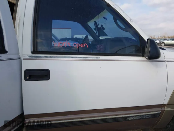 ✅ 1999 Chevrolet Suburban • VIN: 1GNFK16R0XJ301055 • Lot: 44007505. Wystawiony na IAAI z przebiegiem 139 063 mil. Bezpłatny archiwum sprzedaży aukcyjnych z USA i szczegółowy raport historii pojazdu na DreamBid. Zdjęcie 5.