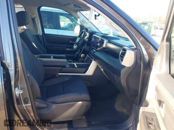 ✅ 2024 Toyota Tundra SR5 • VIN: 5TFLA5DBXRX196570 • Lot: 43904779. Wystawiony na IAAI z przebiegiem 29 555 mil. Bezpłatny archiwum sprzedaży aukcyjnych z USA i szczegółowy raport historii pojazdu na DreamBid. Zdjęcie 5.