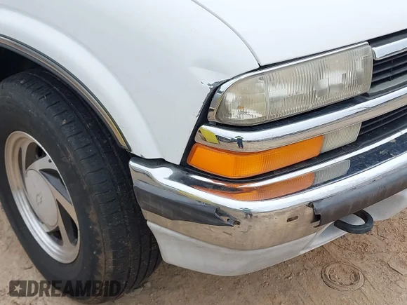 ✅ 1998 Chevrolet Blazer LS • VIN: 1GNDT13W2W2254909 • Lot: 44512585. Wystawiony na IAAI z przebiegiem 169 484 mil. Bezpłatny archiwum sprzedaży aukcyjnych z USA i szczegółowy raport historii pojazdu na DreamBid. Zdjęcie 6.