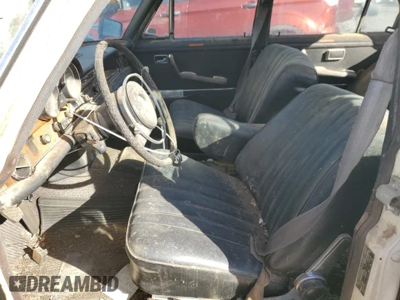✅ 1970 Mercedes-Benz 280 • VIN: 10801610055559 • Lot: 44839315. Wystawiony na Copart z przebiegiem 39 259 mil. Bezpłatny archiwum sprzedaży aukcyjnych z USA i szczegółowy raport historii pojazdu na DreamBid. Zdjęcie 7.