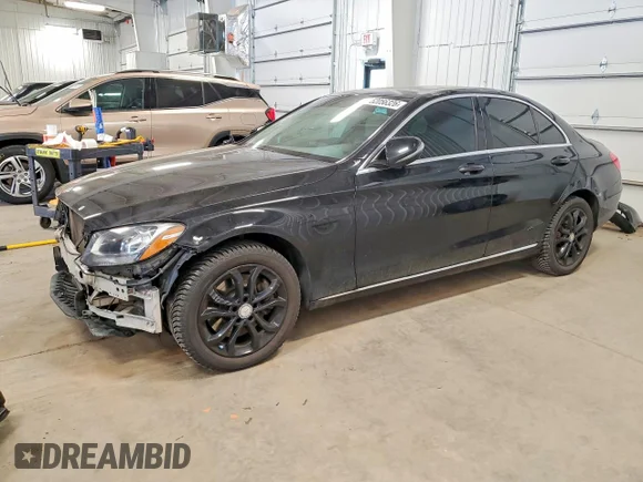 ✅ 2016 Mercedes-Benz C 300 • VIN: 55SWF4KB8GU103675 • Lot: 52056326. Wystawiony na Copart z przebiegiem 131 049 mil. Bezpłatny archiwum sprzedaży aukcyjnych z USA i szczegółowy raport historii pojazdu na DreamBid. Zdjęcie 1.